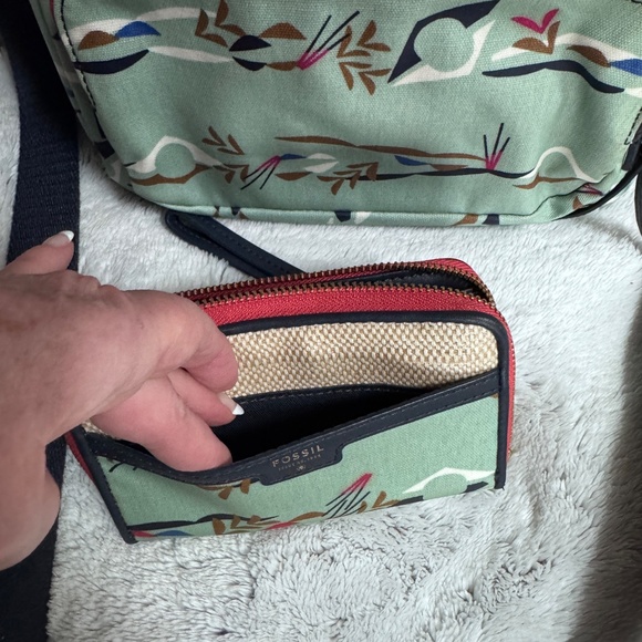 FOSSIL Crossbody and Wallet Set~Excellent like new condition♥️ ($195+$95~new) - Picture 5 of 12